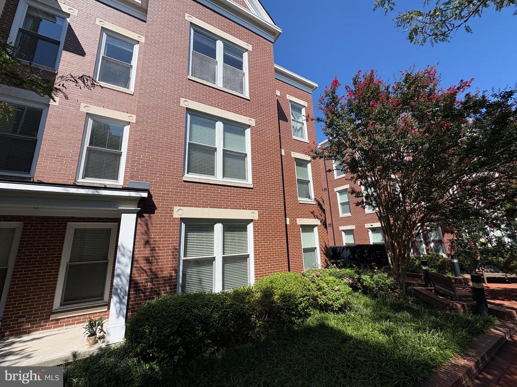 910 POWHATAN STREET Unit: 206S