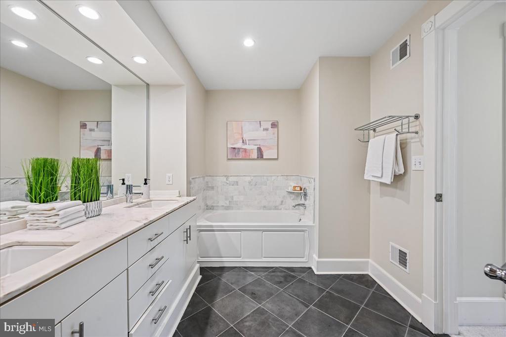 910 POWHATAN STREET Unit: 206S