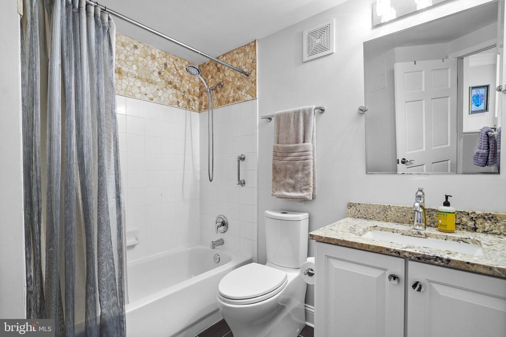 828 SLATERS LANE Unit: 204