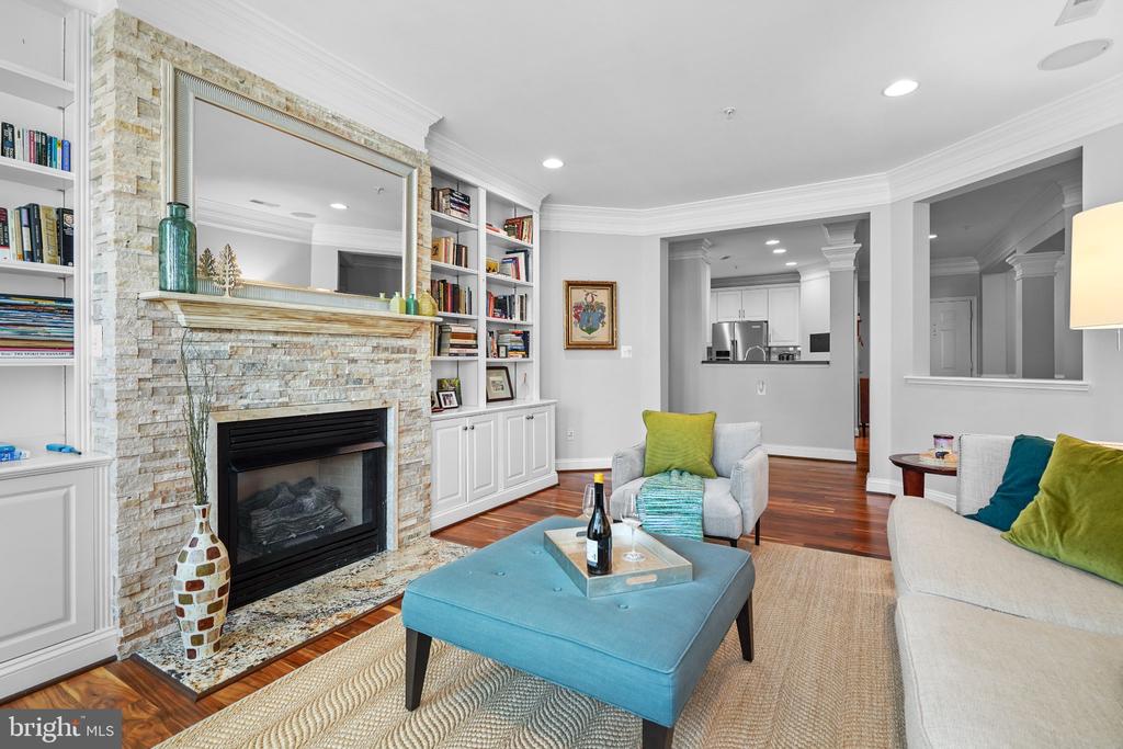 828 SLATERS LANE Unit: 204