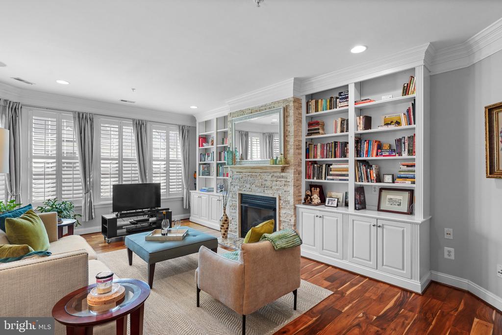 828 SLATERS LANE Unit: 204