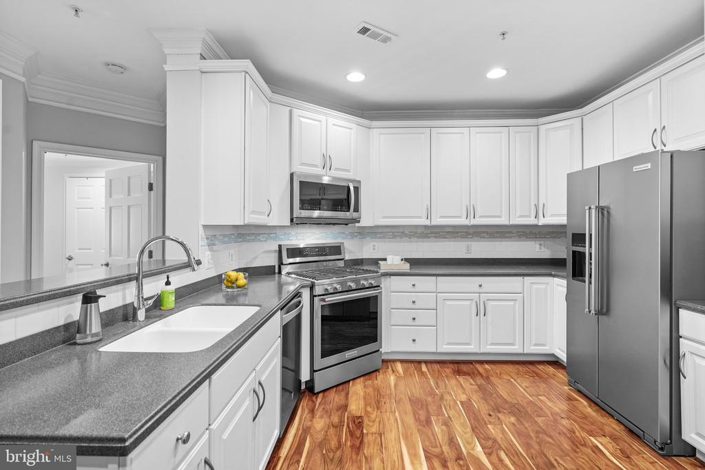 828 SLATERS LANE Unit: 204