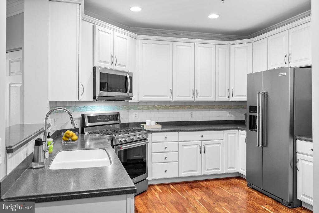 828 SLATERS LANE Unit: 204