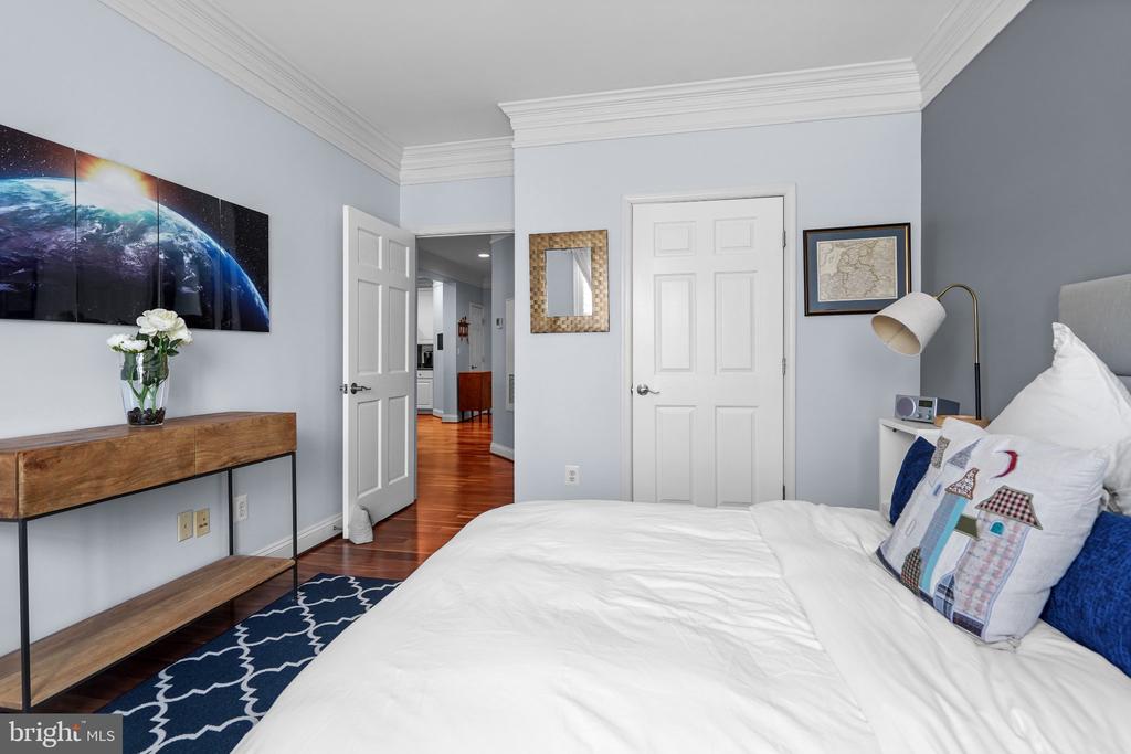 828 SLATERS LANE Unit: 204