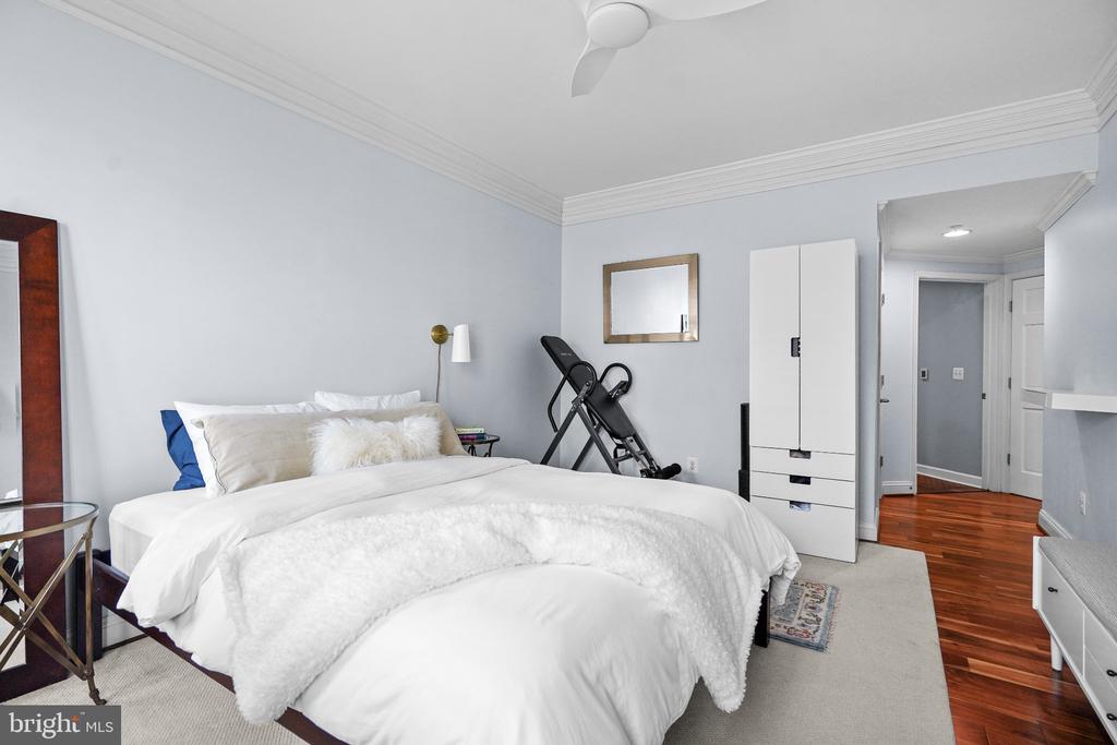 828 SLATERS LANE Unit: 204