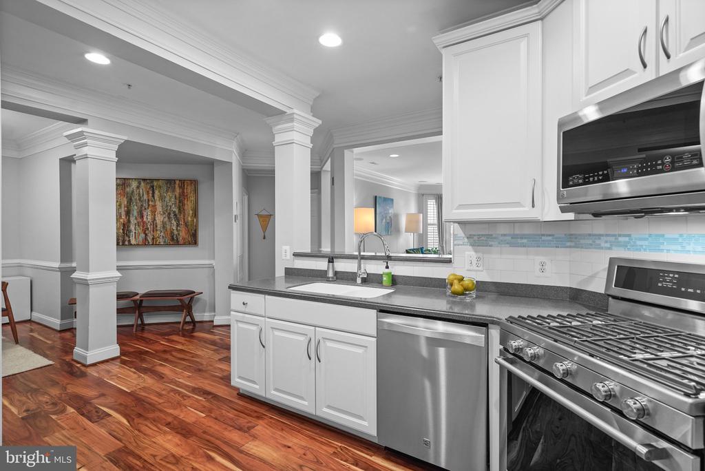 828 SLATERS LANE Unit: 204