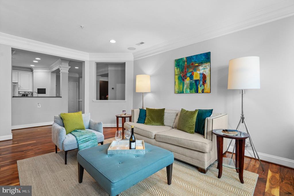 828 SLATERS LANE Unit: 204
