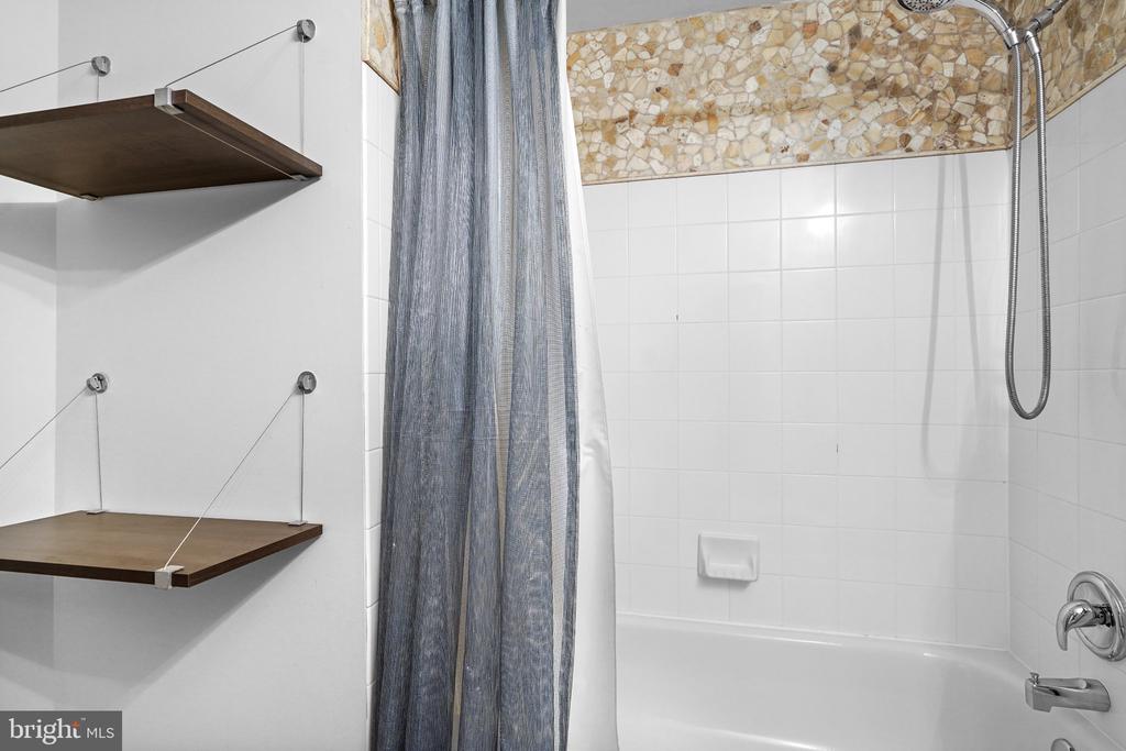 828 SLATERS LANE Unit: 204