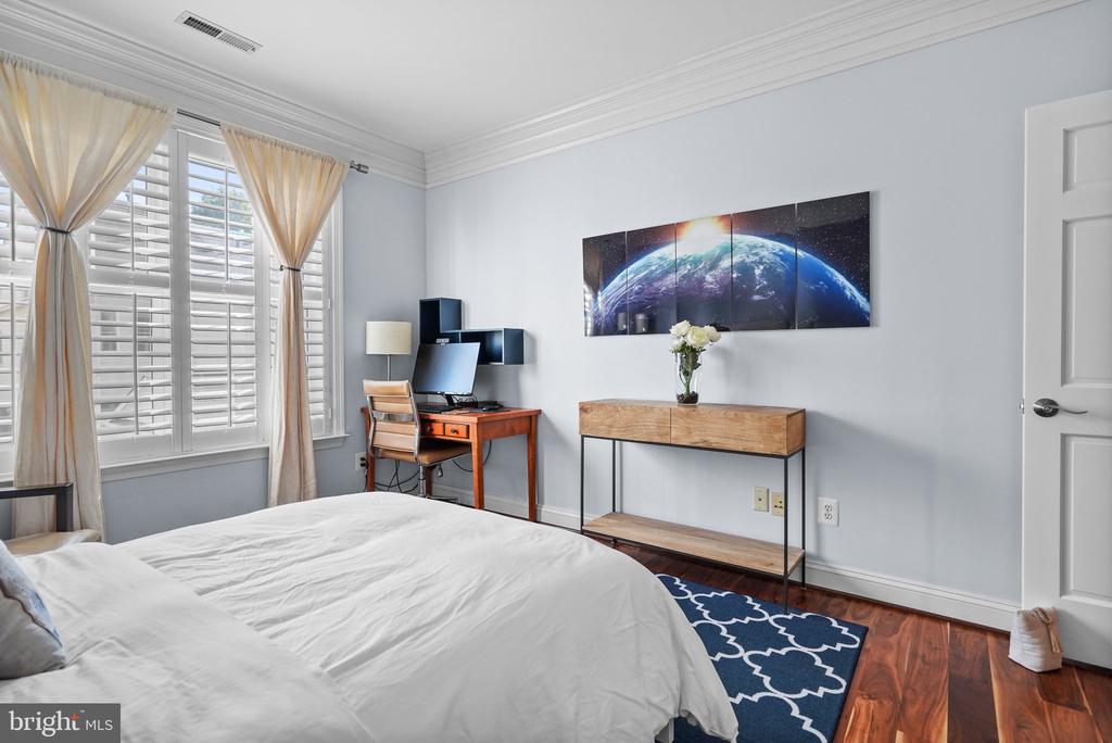 828 SLATERS LANE Unit: 204