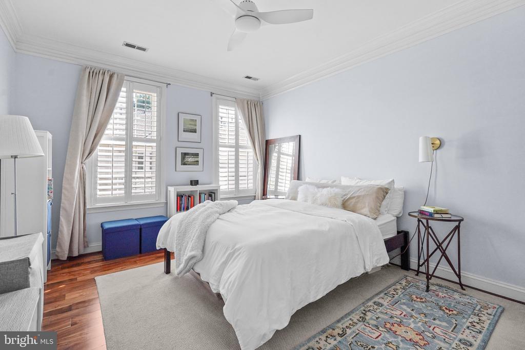 828 SLATERS LANE Unit: 204