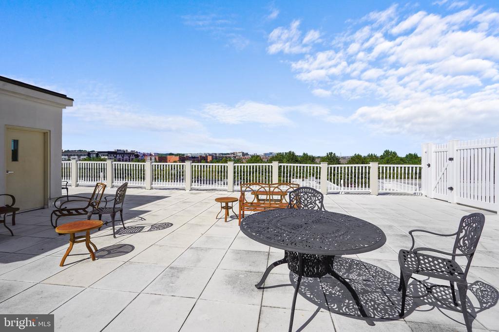 828 SLATERS LANE Unit: 204