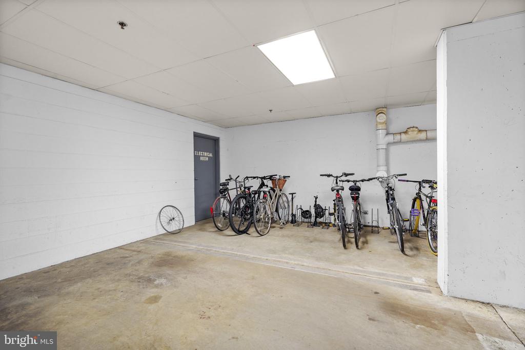 828 SLATERS LANE Unit: 204