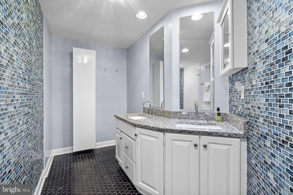 828 SLATERS LANE Unit: 204