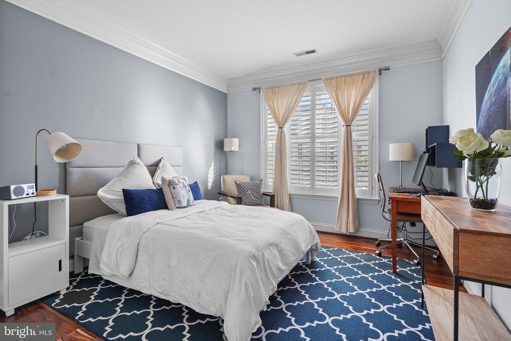 828 SLATERS LANE Unit: 204
