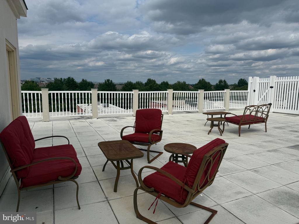828 SLATERS LANE Unit: 204