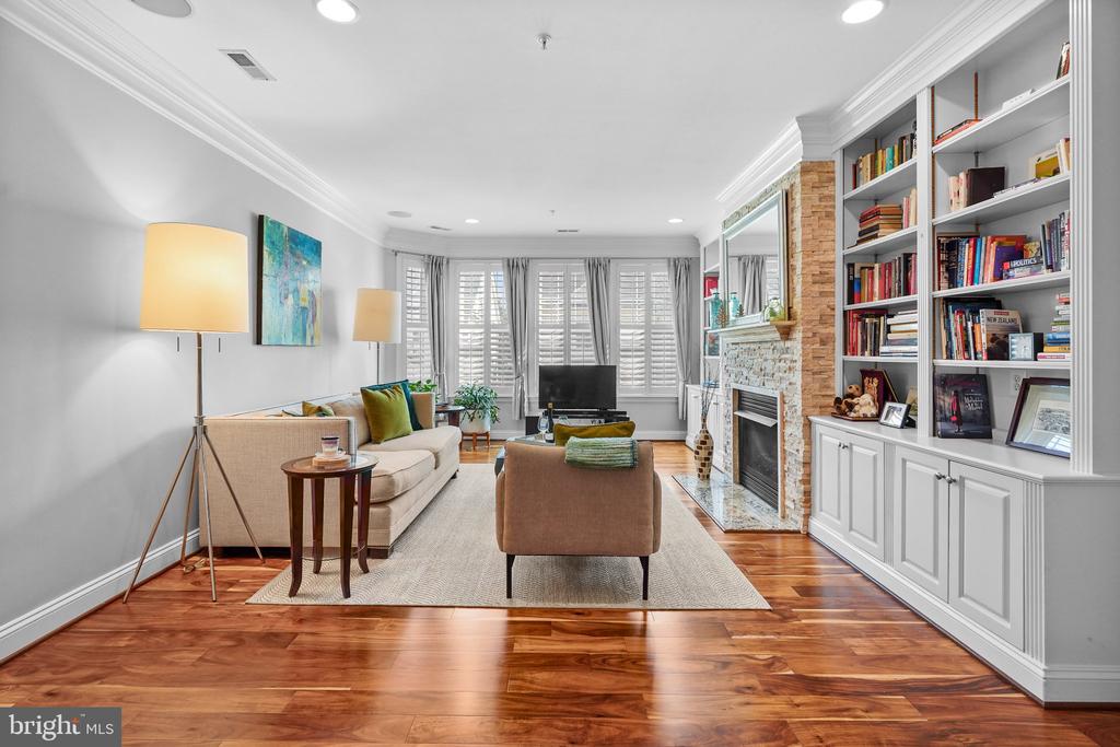 828 SLATERS LANE Unit: 204