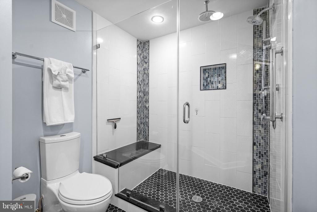 828 SLATERS LANE Unit: 204