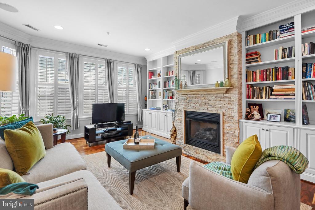 828 SLATERS LANE Unit: 204