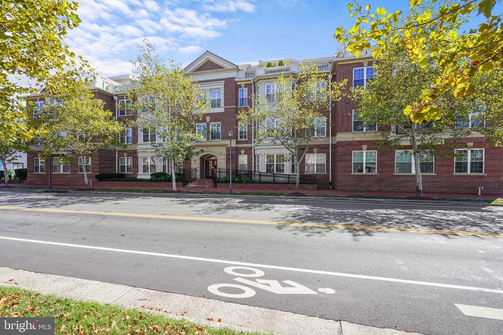 828 SLATERS LANE Unit: 204