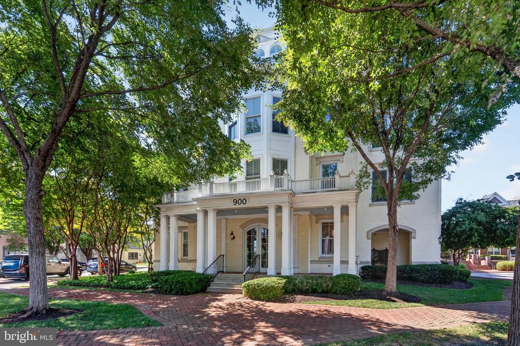 900 N WASHINGTON STREET Unit: 302E