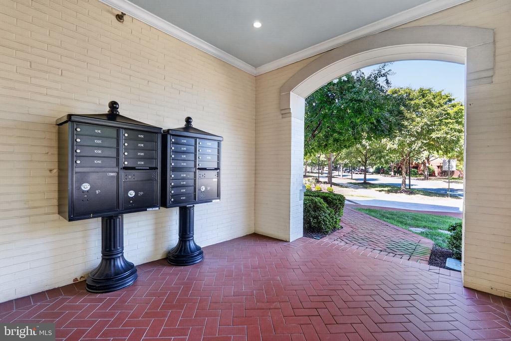 900 N WASHINGTON STREET Unit: 302E