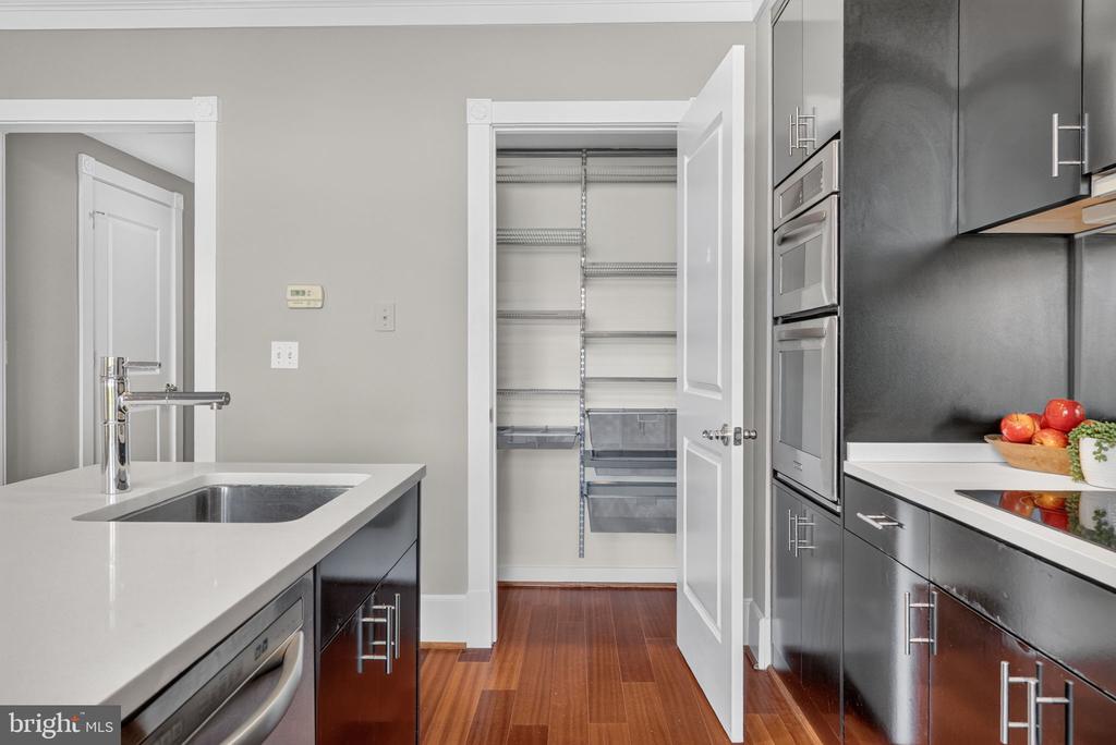 900 N WASHINGTON STREET Unit: 302E
