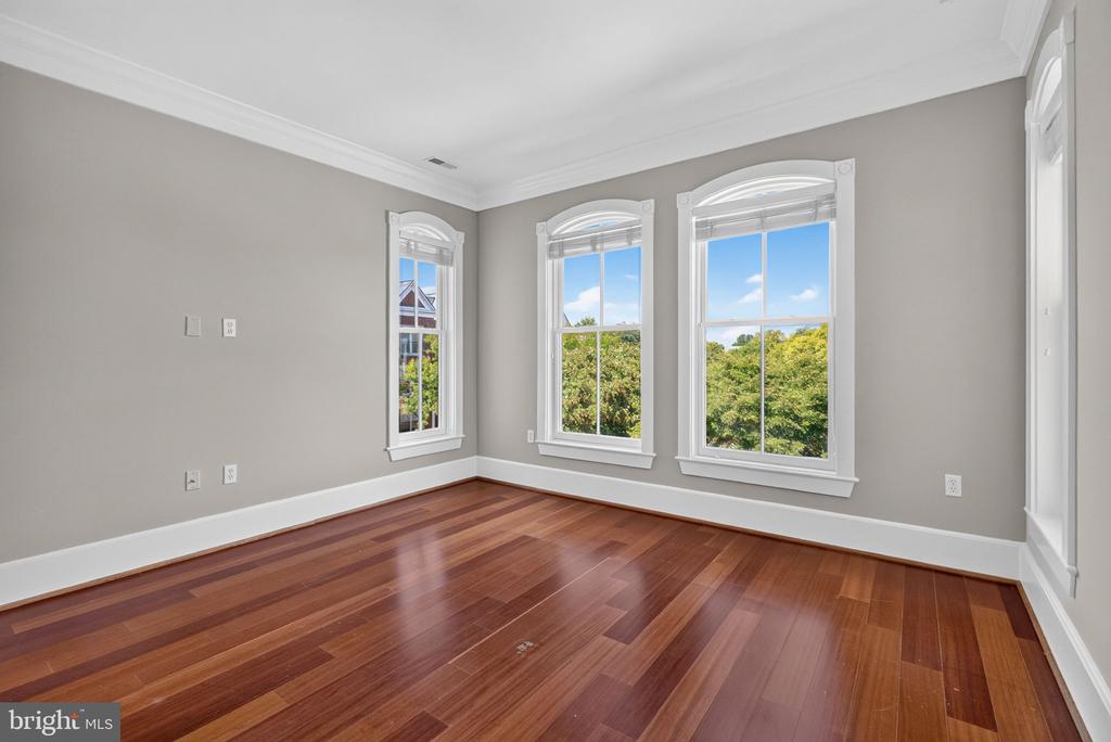 900 N WASHINGTON STREET Unit: 302E