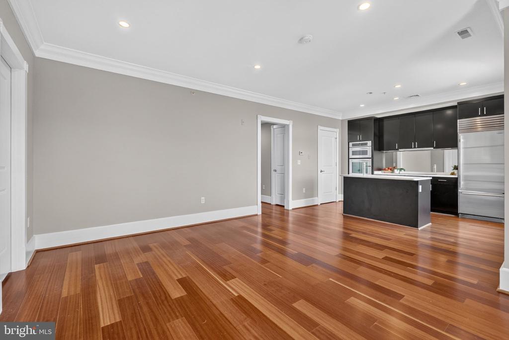 900 N WASHINGTON STREET Unit: 302E