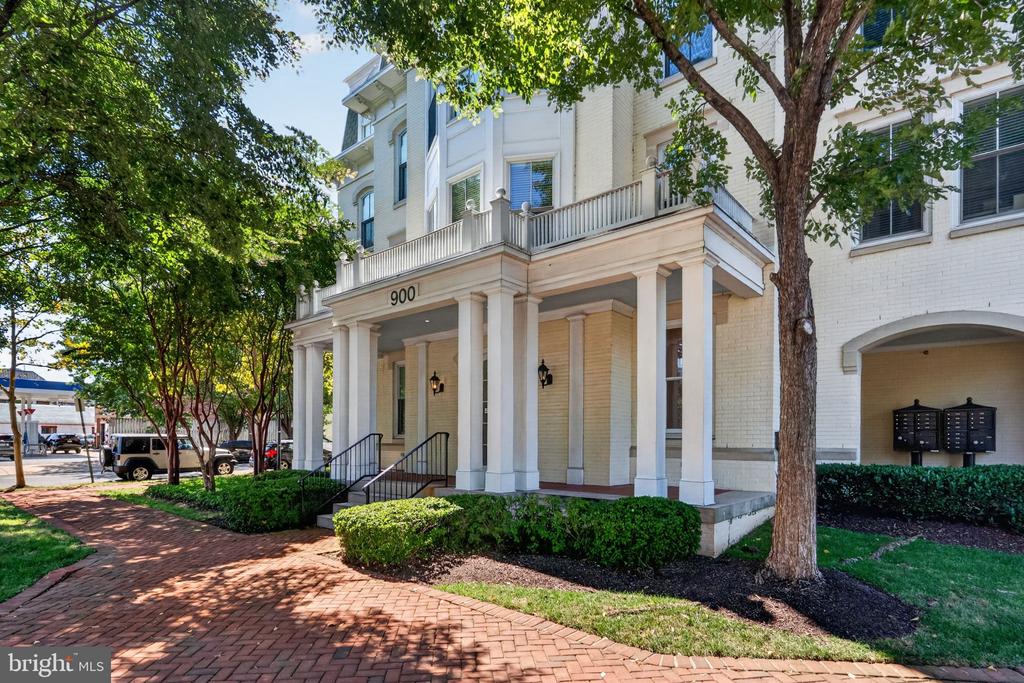 900 N WASHINGTON STREET Unit: 302E