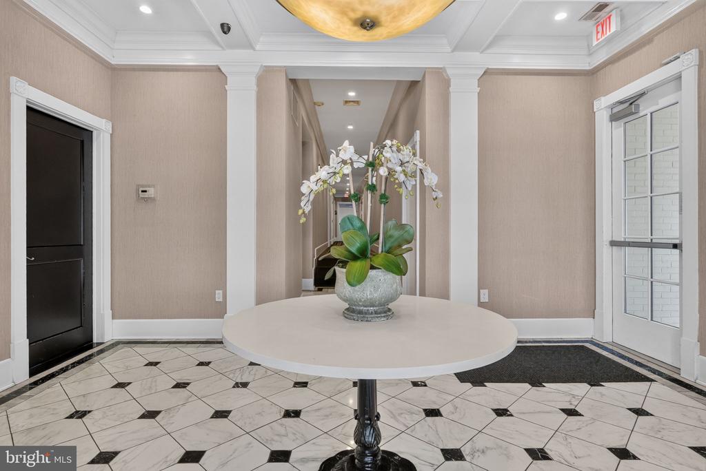 900 N WASHINGTON STREET Unit: 302E