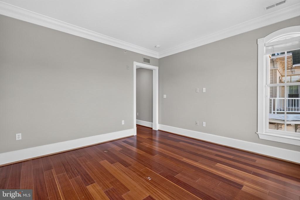 900 N WASHINGTON STREET Unit: 302E