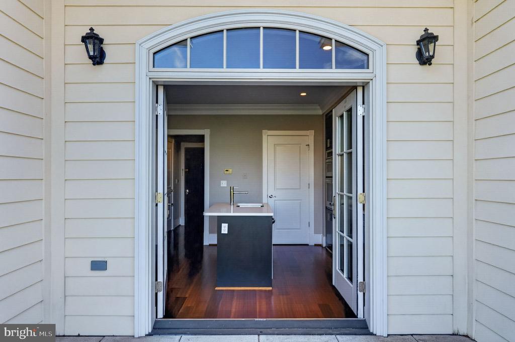 900 N WASHINGTON STREET Unit: 302E