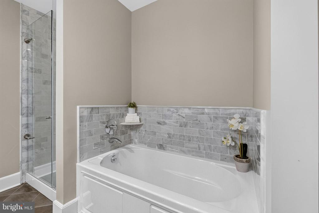 900 N WASHINGTON STREET Unit: 302E