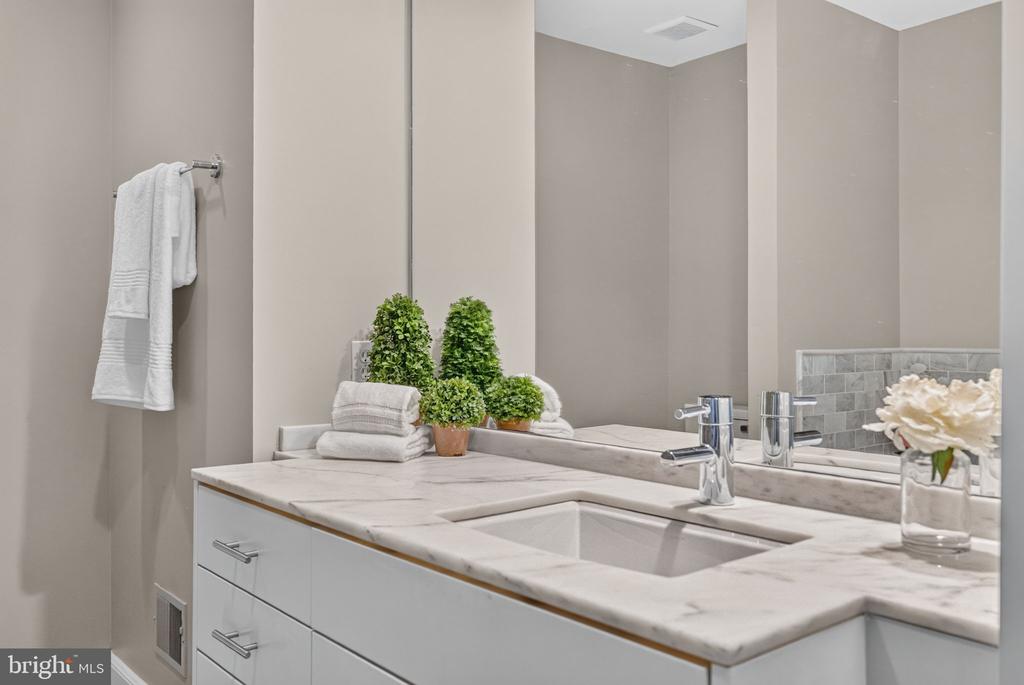 900 N WASHINGTON STREET Unit: 302E