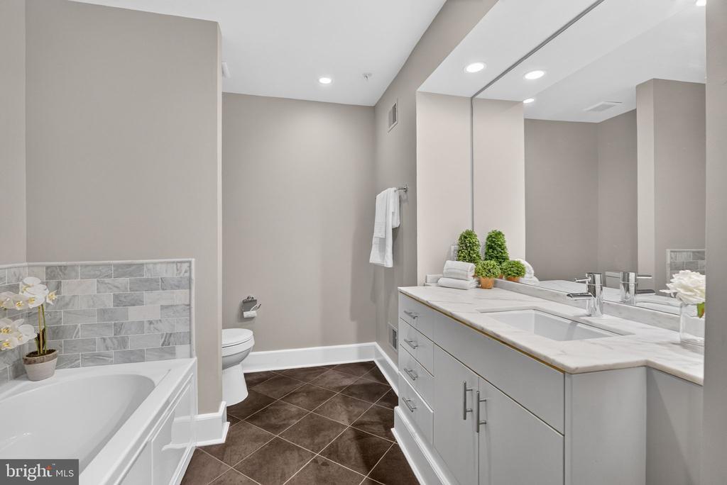 900 N WASHINGTON STREET Unit: 302E