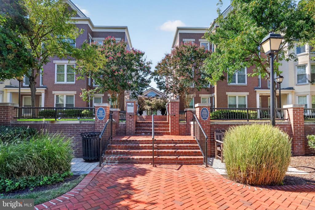 900 N WASHINGTON STREET Unit: 302E