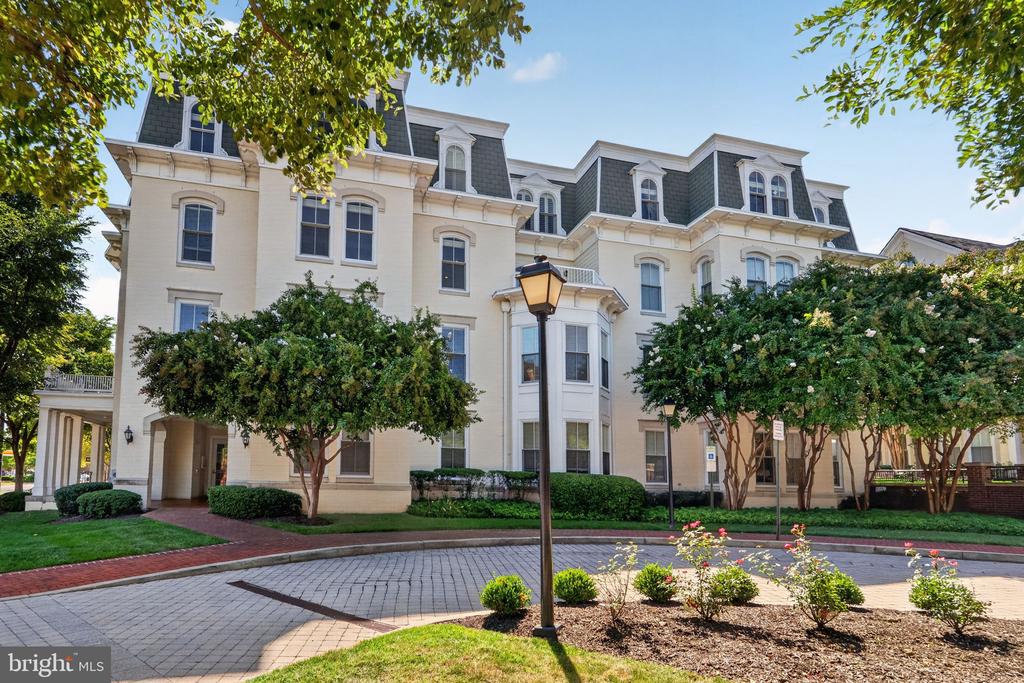 900 N WASHINGTON STREET Unit: 302E