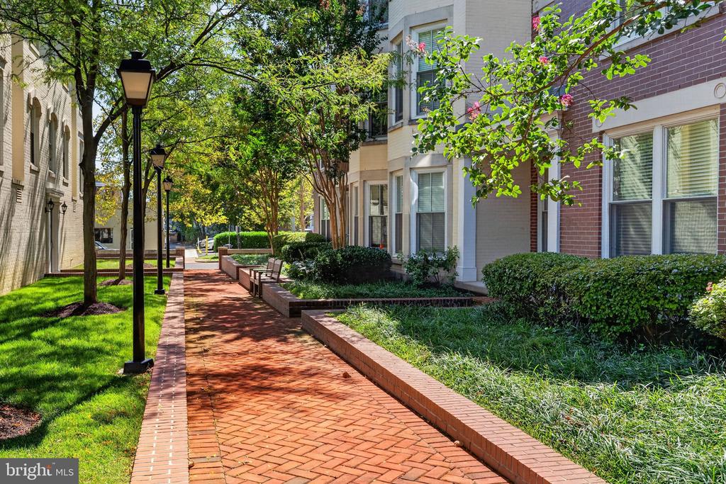 900 N WASHINGTON STREET Unit: 302E
