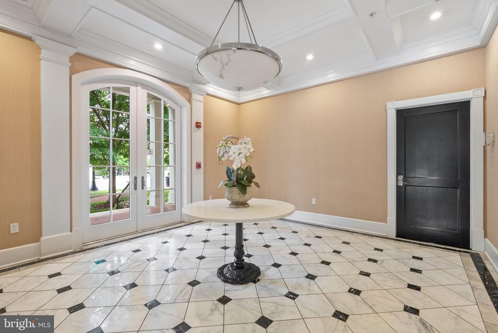 900 N WASHINGTON STREET Unit: 302E