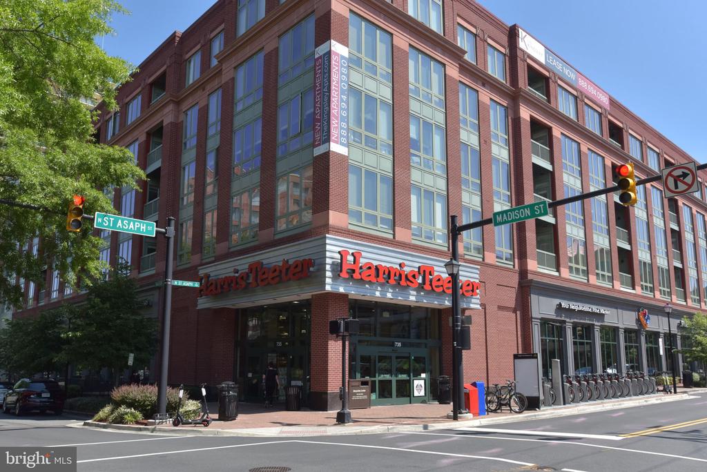 900 N WASHINGTON STREET Unit: 302E