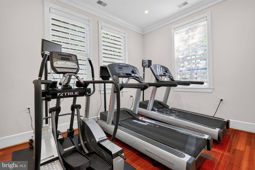 900 N WASHINGTON STREET Unit: 302E