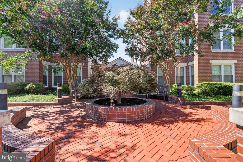 900 N WASHINGTON STREET Unit: 302E