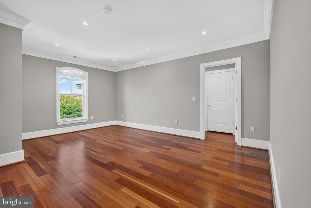 900 N WASHINGTON STREET Unit: 302E