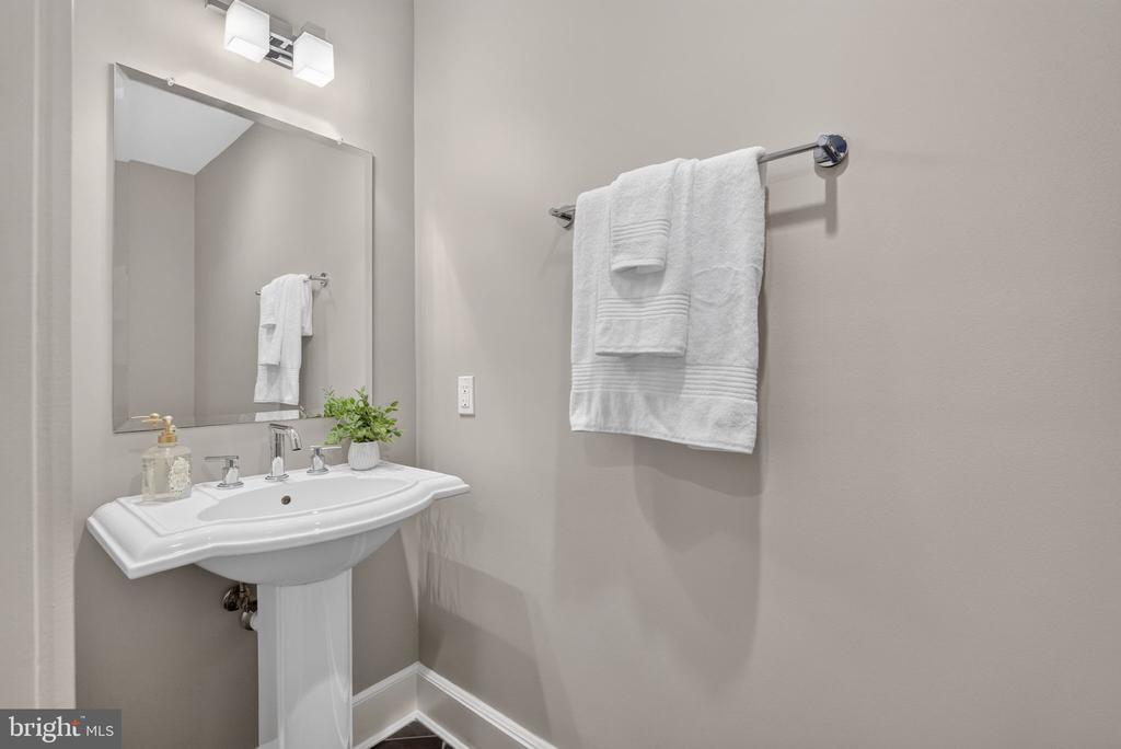 900 N WASHINGTON STREET Unit: 302E