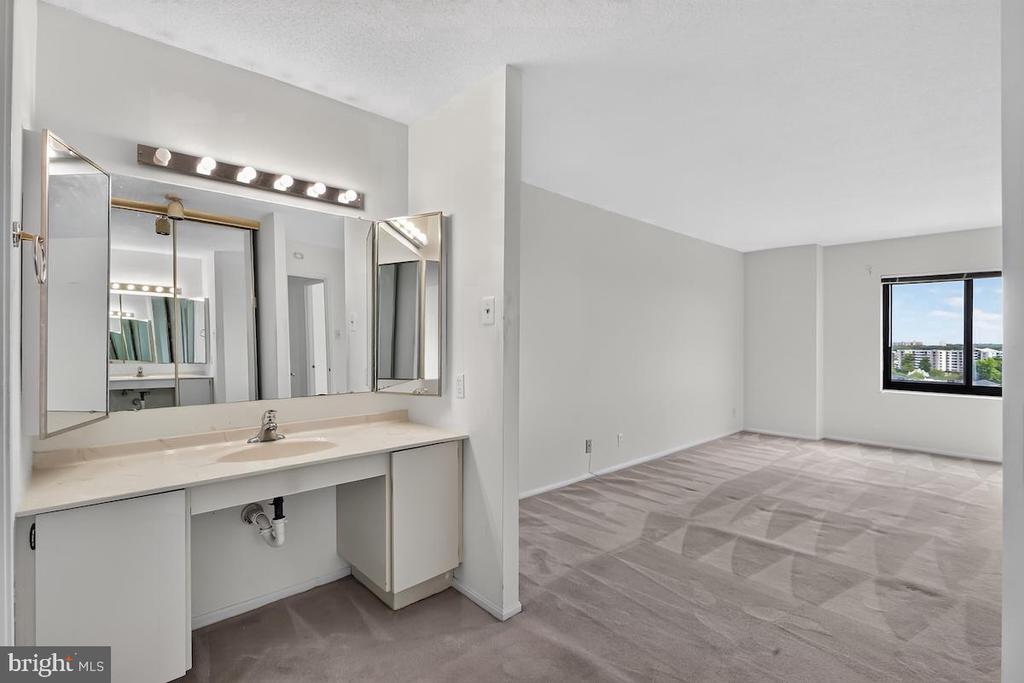307 YOAKUM PARKWAY Unit: 1507