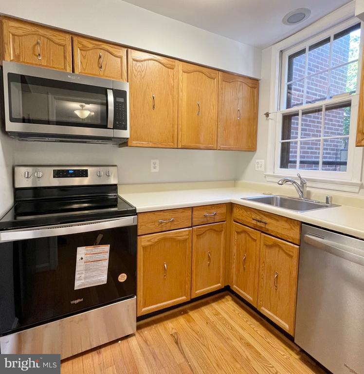 1208 W ABINGDON DRIVE