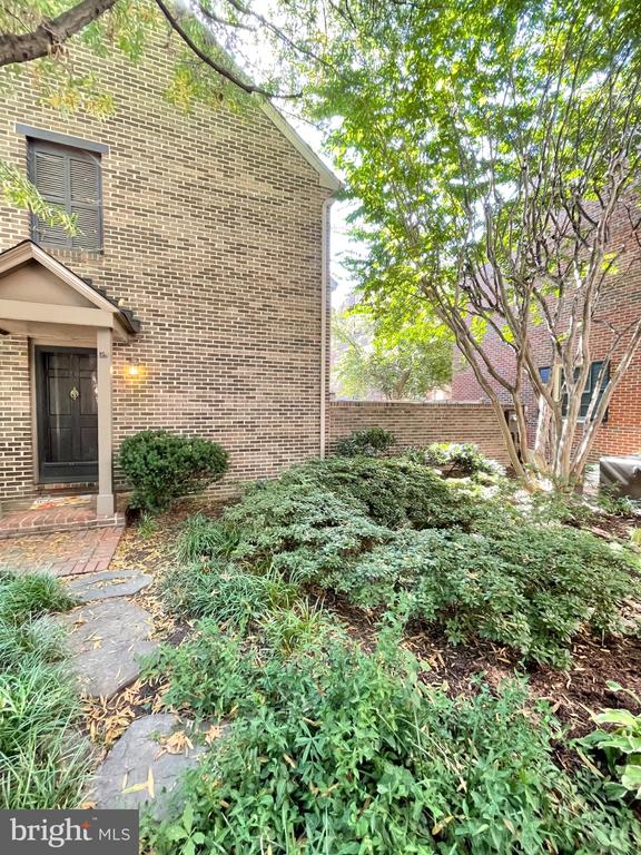 1208 W ABINGDON DRIVE