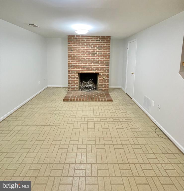 1208 W ABINGDON DRIVE