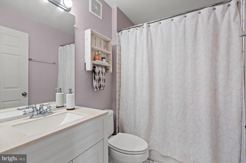 709 MASSEY LANE Unit: B