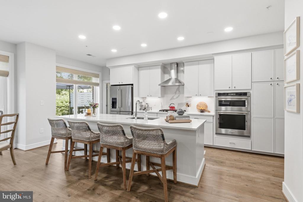 625 SLATERS LANE Unit: G-03